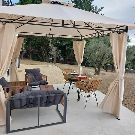 Les Abeilles Du Mont D'or Casa de Férias *